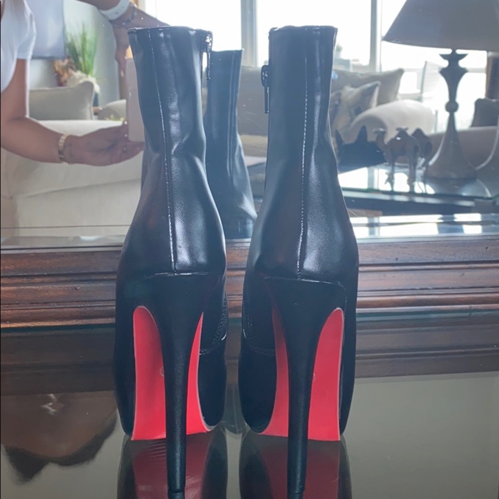 Sexy black boots , red bottom !